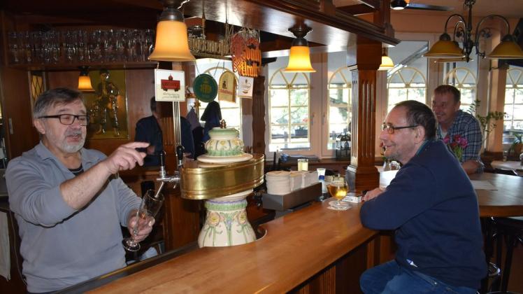 Die letzte Kneipe in Neu Zippendorf: Gastwirt Klaus Becker zapft für Gast Lothar ein frisches Bier. Doch 2023  endet sein Pachtvertrag. Das ganze Karree soll umgebaut werden.