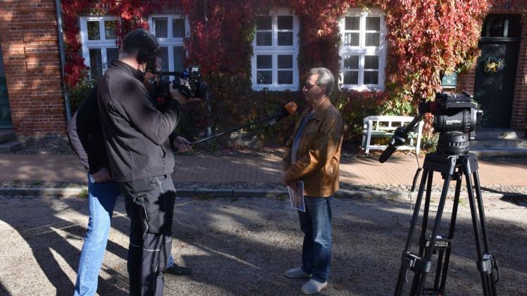 Joachim Kalide im ZDF-Interview. Er gab der Forderung der Denkmalschutzbehörde nach. Sein Mietshaus ziert keine Kletterrose mehr.