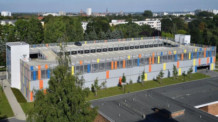 Das 2016 errichtete Parkhaus des Klinikums Südstadt Rostock ist ab dem 18. Oktober für rund zwei Monate gesperrt.