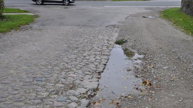 Die Dorfstraße in Düpow sieht an vielen Stellen so aus. Die Düpower fordern, dass endlich etwas gemacht wird. Die Dorfstraße in Düpow sieht an vielen Stellen so aus. Die Düpower fordern, dass endlich etwas gemacht wird.