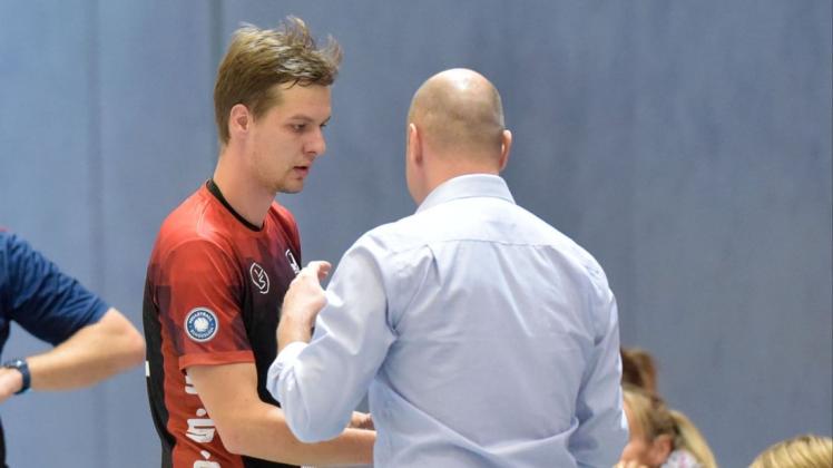 SVW-Kapitän Ole Ernst, hier mit Trainer Jozef Janosik, sollte nach dreiwöchiger Verletzungspause beim USC Braunschweig wieder aufs Parkett zurückkehren können. SVW-Kapitän Ole Ernst, hier mit Trainer Jozef Janosik, sollte nach dreiwöchiger Verletzungspause beim USC Braunschweig wieder aufs Parkett zurückkehren können.