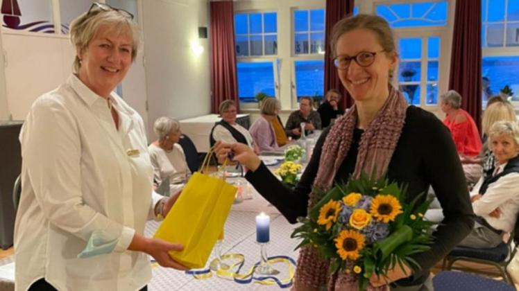 Der Club Schwerin von Soroptimist International mit seiner Präsidentin Michaela Langhoff (l.) konnte Antje Schunke, Leiterin des Kulturforums Schleswig-Holstein-Haus, als neuestes Mitglied begrüßen.