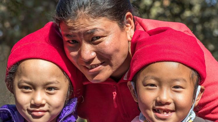 Hotelmanagerin Pema Dma Sherpa betreut Waisenkinder und organisiert über Paten, auch aus Parchim, Schulbildung, Unterkunft, Kleidung und Verpflegung.