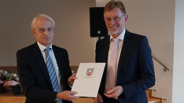 Günter Schnieders vom niedersächsischen Städtetag überreichte Heiner Feldhaus eine Urkunde und Medaille. Seit 40 Jahren ist er Ratsmitglied und will sich weiterhin stark machen für die Haselünner.