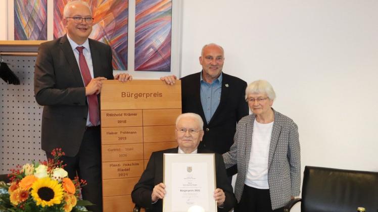 Hans-Joachim Riedel (vorne) erhielt im Beisein seiner Ehefrau Maria aus den Händen von Bürgermeister Ansgar Brockmann (l.) und des stellvertretenden Bürgermeisters Rainer Duffe die Bürgerpreis-Urkunde.