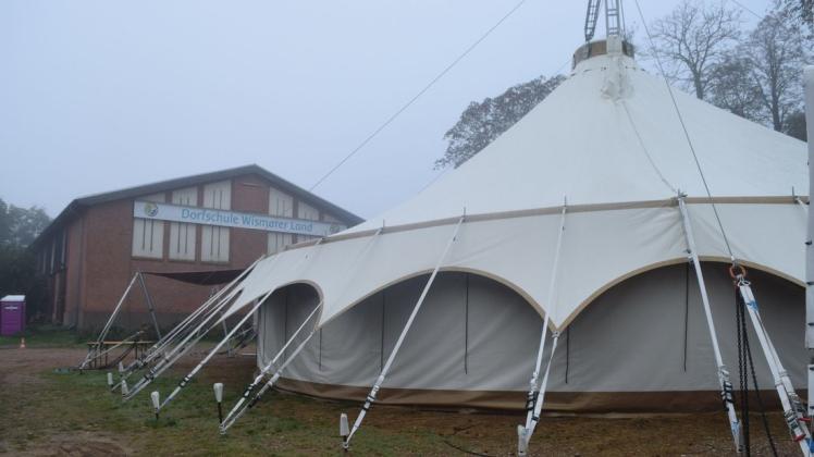 Der Rostocker Circus Chapeau Claque hat sein Zelt auf dem Gelände der privaten Waldorfschule in Zurow aufgeschlagen und will hier noch bis Jahresende bleiben.