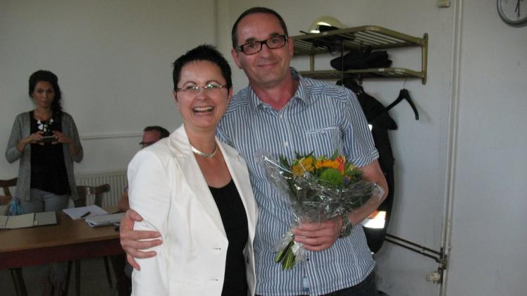 Dirk Rumpel geht in die nächste Amtszeit von fünf Jahren als Dergenthiner Ortsvorsteher. Das Foto zeigt ihn bei seiner Wahl 2015 mit Bürgermeisterin Annett Jura.