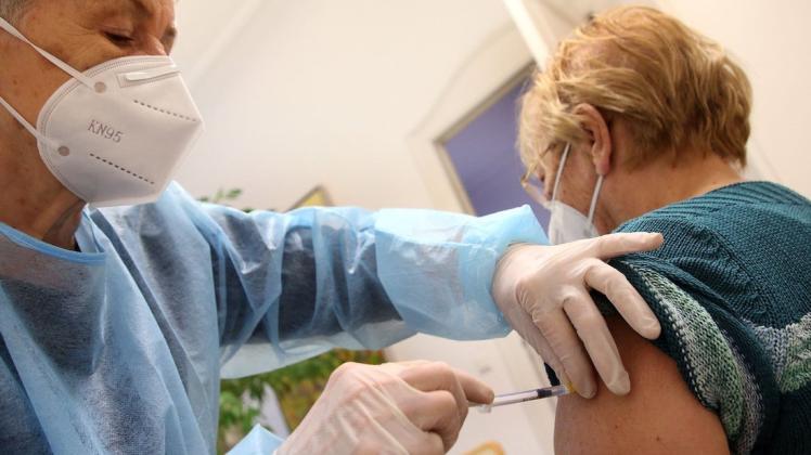 Rund 20 Pflegeeinrichtungen haben sich beim Landkreis Rostock gemeldet wegen der Durchführung von Drittimpfungen durch ein mobiles Impfteam.