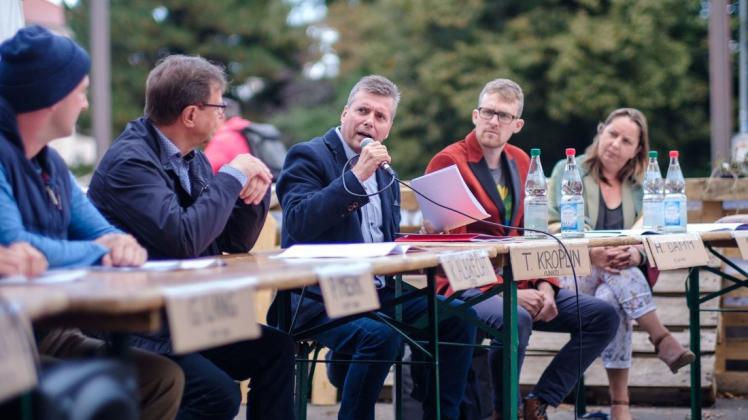 An einem langen Tisch im Klimacamp auf dem Neuen Markt in Rostock versammelten sich sowohl Politiker als auch Aktivisten zum Austausch über die neuen Klima-Forderungen.