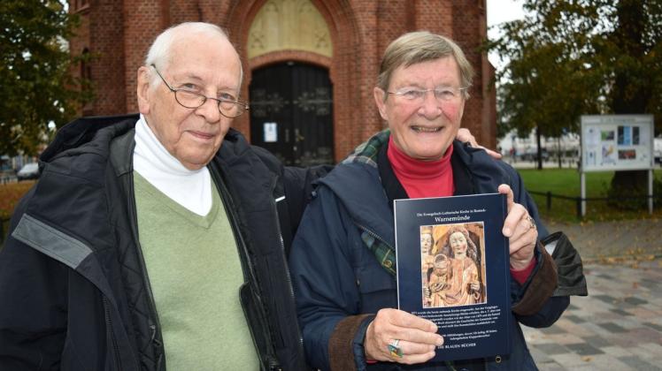 Gabriele Klempert und ihr Mann, der Verleger Hans-Curt Köster, haben den Kirchenführer für Warnemünde zum 150. Jubiläum der Gemeinde herausgegeben.