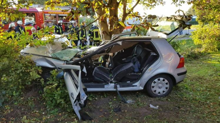 Bei einem Unfall auf der Haselünner Straße in Wettrup wurde ein Mann in seinem Auto eingequetscht.