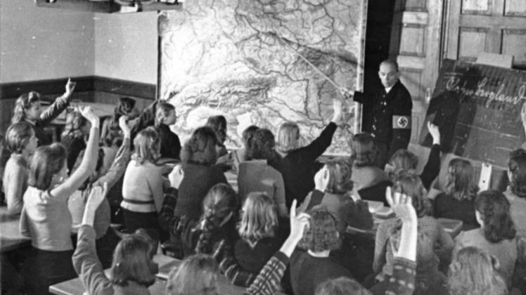 Indoktrination inklusive: Der morgendliche Unterricht war Bestandteil des strikt durchgetakteten Tagesplans in der Erweiterten Kinderlandverschickung. Hier sind es 1940 Berliner Kinder in einem KLV-Lager nahe dem schlesischen Glatz. Indoktrination inklusive: Der morgendliche Unterricht war Bestandteil des strikt durchgetakteten Tagesplans in der Erweiterten Kinderlandverschickung. Hier sind es 1940 Berliner Kinder in einem KLV-Lager nahe dem schlesischen Glatz.