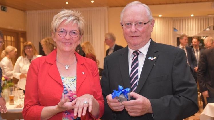 Ein besonderer Moment: Ratsvorsitzender Gerd Brand hat Bürgermeisterin Alice Gerken mit dem Ehrenring ausgezeichnet.