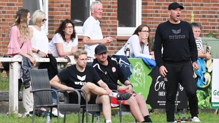 Marcel Bragula (rechts), Cheftrainer des VfL Wildeshausen, und seine Spieler stehen vor drei Landesliga-Heimspielen in Serie. Marcel Bragula (rechts), Cheftrainer des VfL Wildeshausen, und seine Spieler stehen vor drei Landesliga-Heimspielen in Serie.