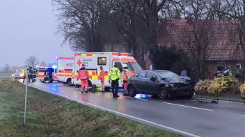 Zu einem tödlichen Verkehrsunfall ist es am frühen Samstagmorgen in Garrel im Landkreis Cloppenburg gekommen. Ein junger Mann ist an der Unfallstelle verstorben.