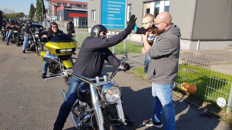 „High five“ mit den Großen: Für den kleinen Matheo, hier im Arm von Vater  André, geht ein Geburtstagswunsch in Erfüllung.