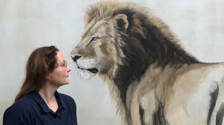 Auge in Auge mit dem von ihr entworfenen Löwen: Marina Lattermann.