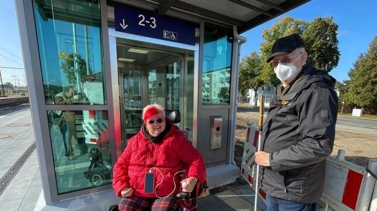 Rollstuhlfahrerin Andrea Groß strahlt. Jetzt kommt sie auch ohne fremde Hilfe zu den Bahnsteigen 2 und 3 des Bützower Bahnhofs. Auch das Blindenleitsystem ist wieder vorhanden.