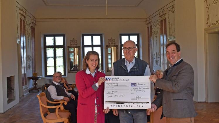 Die Bülower Schlossbesitzer Verena und Till-Alexander Herzer sind sehr glücklich über die Spende, die Dr. Neidhardt Krauß (M.) von der Deutschen Burgenvereinigung überreicht hat.