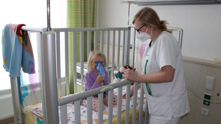 Die erste Patientin auf der neuen Kinderstation im Krankenhaus Parchim, hier betreut von Stationsleiterin Konstanze Eltermann.