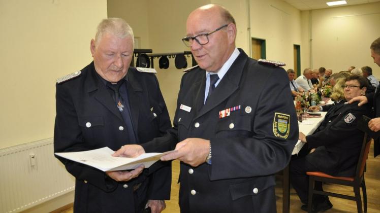 Amtsbrandmeister Roland Muntau (rechts) überreicht Eduard Reichwald die Urkunde für 70-jährige Mitgliedschaft in der Freiwilligen Feuerwehr.