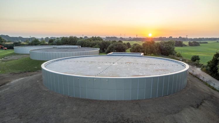 Neben den zwei bestehenden Tanks wurde am Montag der neue und dritte Behälter zur Trinkwasserspeicherung in Rostock-Biestow eingeweiht. Neben den zwei bestehenden Tanks wurde am Montag der neue und dritte Behälter zur Trinkwasserspeicherung in Rostock-Biestow eingeweiht.