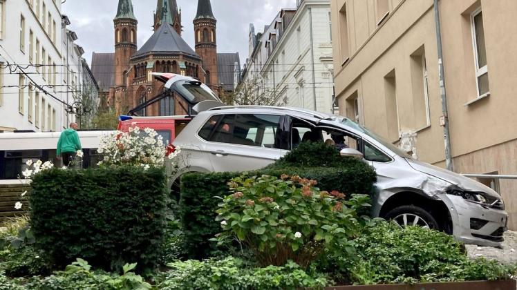 Ein Kleinwagen landete nach einem unkontrollierten Manöver eines 89-Jährigen in einem Blumenbeet.