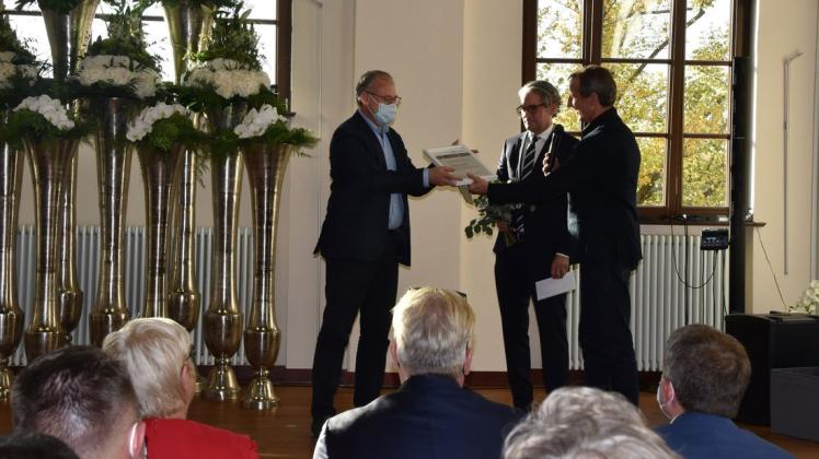Ist nun einer der neuen Professoren für die neuen Medizinstudenten in Schwerin: Prof. Dr. Hans-Jürgen Raatschen (links), Chefarzt der Radiologie in der Schweriner Helios Klinik. Prof. Oliver Heese (Mitte), Chefarzt der Neuro- und Wirbelsäulenchirurgie, und Prof. Dr. Dr. Rainer Petzina, Rektor der Medical School Hamburg, überreichen ihm die Berufungsurkunde.