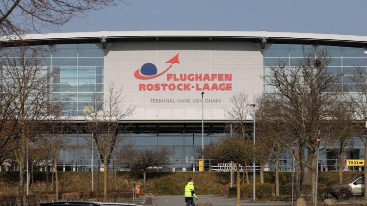Der Flughafen Rostock-Laage, größter Airport des Landes Mecklenburg-Vorpommern, soll privatisiert werden. Der Flughafen Rostock-Laage, größter Airport des Landes Mecklenburg-Vorpommern, soll privatisiert werden.