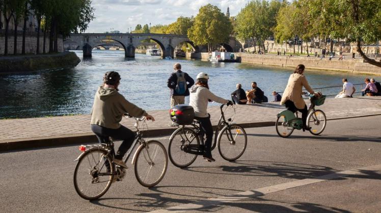 Radfahrer in Paris an der Seine. Während der Corona-Krise sind in Frankreichs Hauptstadt 50 Kilometer Radwege entstanden.