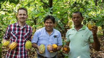Der gebürtige Meppener Jens Kamin (links) an der Seite von zwei Landwirten, die Kakao in der Dominikanischen Republik anbauen. Kamin ist Inhaber der Schokoladenmanufaktur "Definite Chocolate" in Santo Domingo.