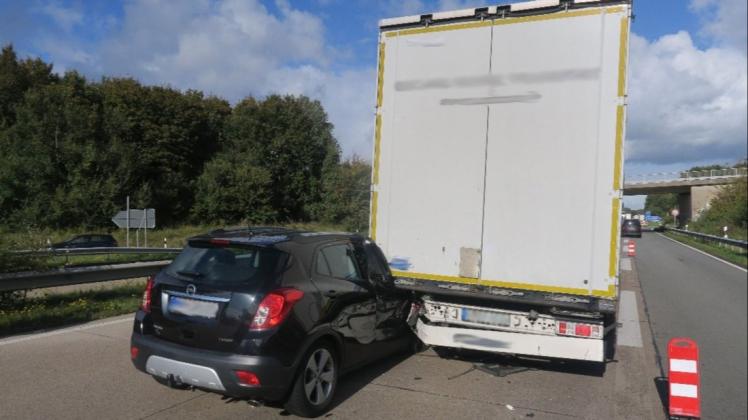 Der 90-jährige Fahrer des Autos wurde bei dem Unfall auf der A29 bei Hatten leicht verletzt.