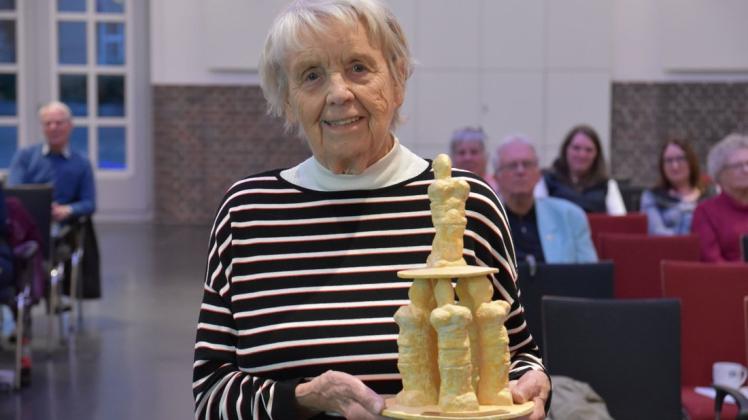 Ursula Pregla ist die Ehrenamtliche des Jahres der Stadt Delmenhorst. Als Dank gab es unter anderem eine von Jürgen Knapp gestaltete Skulptur.