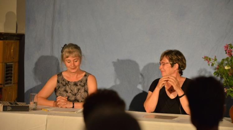 Bereits am 17. Juli gab es eine ähnliche Veranstaltung. Auch hier waren Moderatorin Cornelia
Unrauh (l.) und Übersetzerin Christine Hengevoß dabei, die auch bei der kommende Veranstaltung vertreten sein werden.