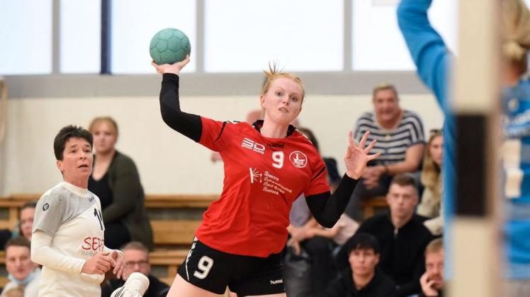 Wirft eines ihrer fünf Tore: die Warnemünderin Celine Liefländer. Links Kerstin Awe vom SV Pädagogik Rostock. Wirft eines ihrer fünf Tore: die Warnemünderin Celine Liefländer. Links Kerstin Awe vom SV Pädagogik Rostock.