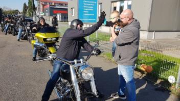 Unbeeindruckt vom Verbot der Stadt Lübeck rollten am Sonntag 1.200 Biker zu Matheo, hier im Arm von Vater  André und gratulierten ihm mit „High five“.