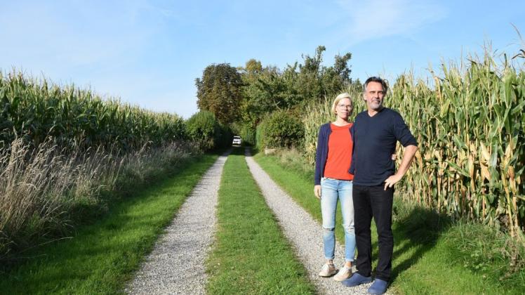 Idyllische Lage: Stephan Siemens und Frauke Feuerhake fühlen sich wohl auf ihrem Grundstück in Loitmarkfeld. Keiner der beiden kann sich vorstellen, dass dort, wo sie derzeit von hohen Maispflanzen umgeben sind, irgendwann Solarmodule emporragen.
