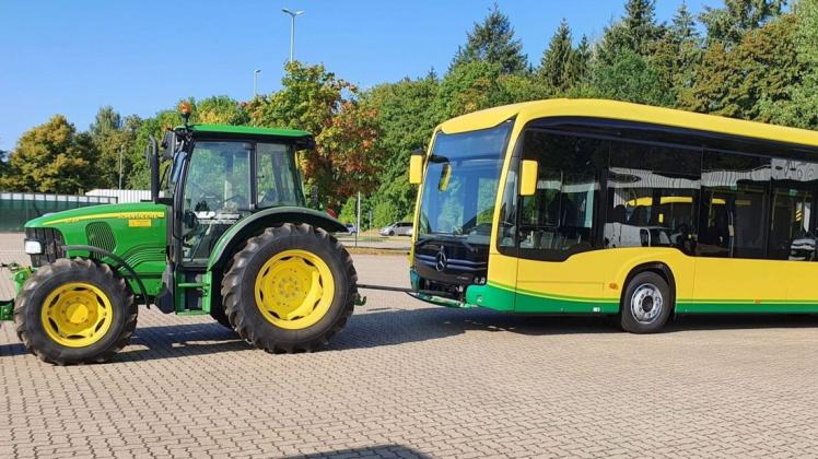 Mit einem Traktor werden die E-Busse im Betriebshof rangiert, weil sie noch nicht geladen sind. Die Busse bleiben vorerst im Depot.