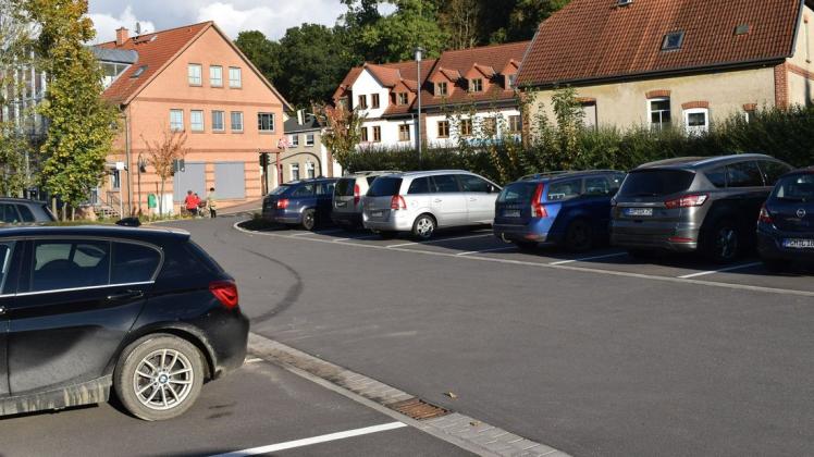 Der Parkplatz in Nähe der Brüeler Apotheke und des Ärztehauses ist stark frequentiert.