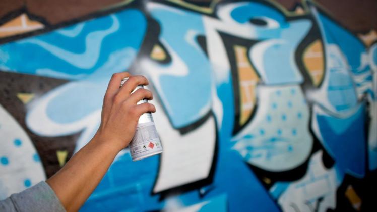 Mit Farb-Spraydosen werden immer wieder ganze Häuserfassaden beschmiert.