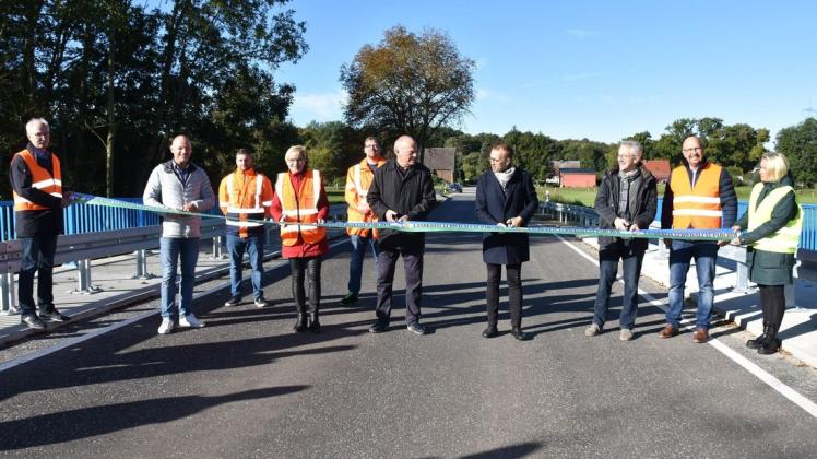 Nach zehn Monaten Bauzeit ist die Brücke zwischen Bülow und Prestin nun offiziell wieder freigegeben.