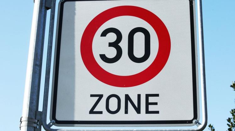Ein Verkehrsschild weist auf eine Tempo-30-Zone hin.