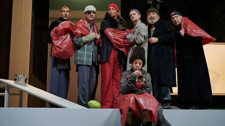 Das Ensemble Ulrich K. Müller (v.l.), Lev Semenov, Luis Quintana, Bernd Färber, Steffen Schreier, Frank Buchwald und Tänzerin Katharina Platz (vorne) bringen „Das Wunder von Mailand“ auf die große Bühne. Das Ensemble Ulrich K. Müller (v.l.), Lev Semenov, Luis Quintana, Bernd Färber, Steffen Schreier, Frank Buchwald und Tänzerin Katharina Platz (vorne) bringen „Das Wunder von Mailand“ auf die große Bühne.