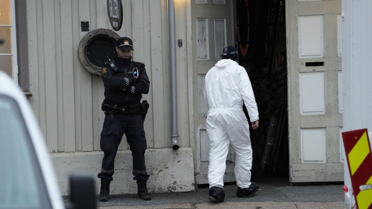 Nach der Gewalttat mit fünf Toten und zwei Verletzten in Norwegen hat die Polizei einen 37-jährigen Dänen als Tatverdächtigen gefasst.