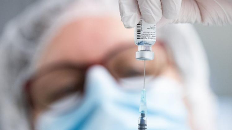 Ab nächster Woche werden bestimmte Bevölkerungsgruppen in Schwerin zur dritten Impfung gebeten.