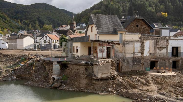 Weitgehend zerstört präsentiert sich der Ortskern von Rech im Ahrtal drei Monate nach der Flutkatastrophe vom Juli. Zahlreiche Häuser waren dabei so stark zerstört worden, dass sie abgerissen werden mussten.