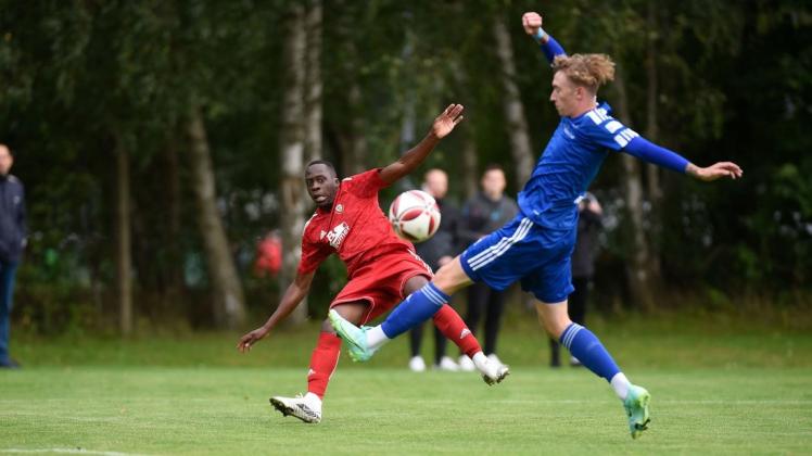 Kevin Mbengani (links, hier im Spiel gegen Neustrelitz) ist mit drei Saisontreffern der drittbeste Torschütze des Rostocker FC. Kevin Mbengani (links, hier im Spiel gegen Neustrelitz) ist mit drei Saisontreffern der drittbeste Torschütze des Rostocker FC.