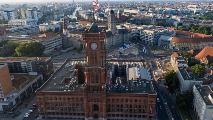 Die meisten Berliner sind stolz, in der Hauptstadt zu leben und viele von ihnen sprechen im Alltag auch etwas lauter als zum Beispiel Menschen, die in Mecklenburg-Vorpommern wohnen. Dafür gibt es den Versuch einer Erklärung eines Alltagspsychologen. Die meisten Berliner sind stolz, in der Hauptstadt zu leben und viele von ihnen sprechen im Alltag auch etwas lauter als zum Beispiel Menschen, die in Mecklenburg-Vorpommern wohnen. Dafür gibt es den Versuch einer Erklärung eines Alltagspsychologen.