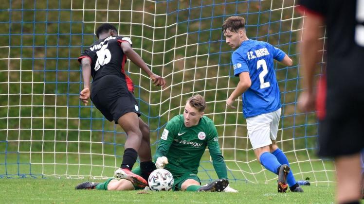 Auf Hansa-Torhüter Elias Oliver Höftmann sowie Verteidiger Nils Schulz (hier im Spiel gegen Viktoria Berlin) dürfte am Freitag im Spiel gegen Hertha BSC eine Menge Arbeit zu kommen. Auf Hansa-Torhüter Elias Oliver Höftmann sowie Verteidiger Nils Schulz (hier im Spiel gegen Viktoria Berlin) dürfte am Freitag im Spiel gegen Hertha BSC eine Menge Arbeit zu kommen.