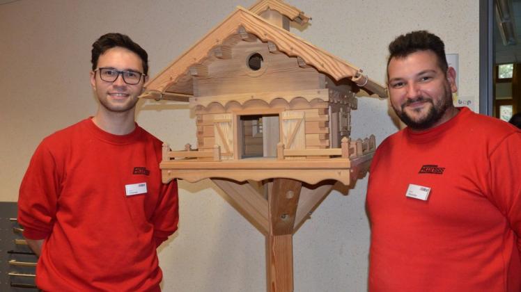 Moritz Elszner und Marcel Wenske zeigen anhand einer aufwändig gestalteten Vogelvilla, wie vielseitig der Beruf des Holzmechanikers ist.